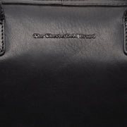 Close-Up Detail of Classic Collar &amp; Heavy-Duty Zipper Hardware on Langton Full-Grain Leather Handbag para Mulher