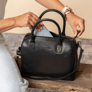 Langton Full-Grain Leather Handbag para Mulher - Lateral Side Profile View Showing Sleeve Cut &amp; Athletic Taper Fit