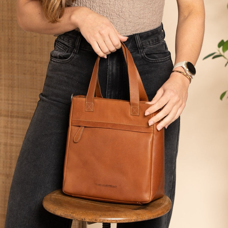 Styled Fit Perspective of Lingfield Full-Grain Leather Handbag para Mulher on Model - Natural Daylight Drape