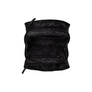 Close-Up Detail of Classic Collar &amp; Heavy-Duty Zipper Hardware on Passau Full-Grain Leather Handbag para Mulher