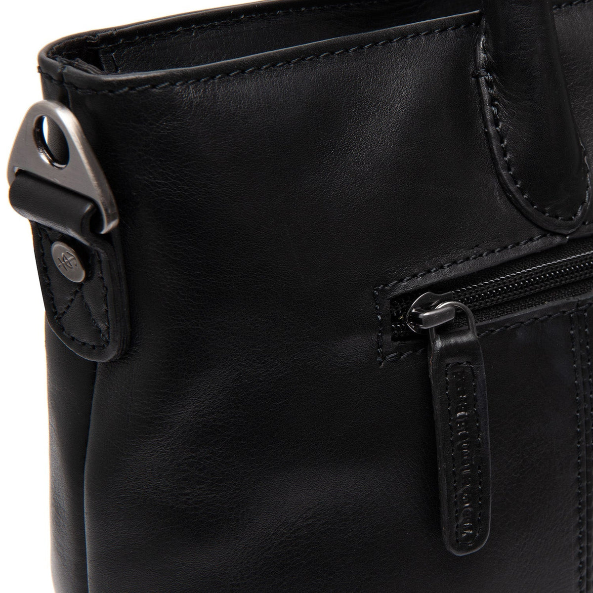 Close-Up Detail of Classic Collar &amp; Heavy-Duty Zipper Hardware on Pergamino Full-Grain Leather Handbag para Mulher
