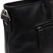 Close-Up Detail of Classic Collar &amp; Heavy-Duty Zipper Hardware on Pergamino Full-Grain Leather Handbag para Mulher