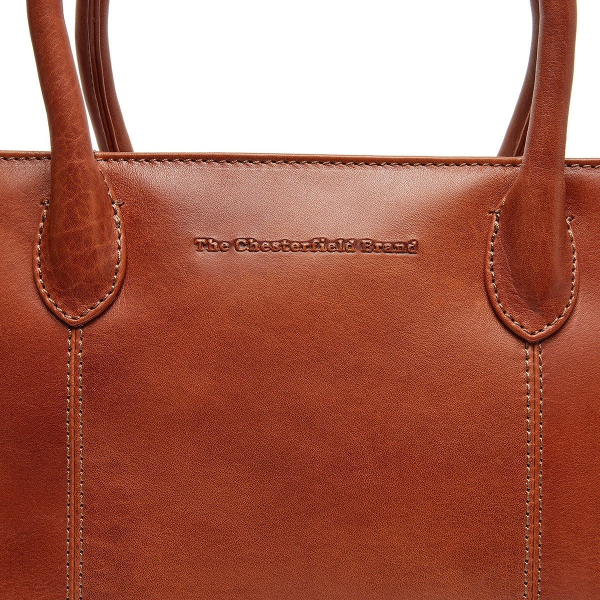 Styled Fit Perspective of Pergamino Full-Grain Leather Handbag para Mulher on Model - Natural Daylight Drape