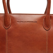 Styled Fit Perspective of Pergamino Full-Grain Leather Handbag para Mulher on Model - Natural Daylight Drape
