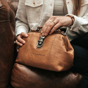 
Tailored Rib Cuffs & Hem Craftsmanship Construction Detail on Rachael Bolsa de mão em couro