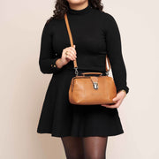 
Perspetiva vestida de Rachael Bolsa de mão em couro no modelo com caimento natural à luz do dia