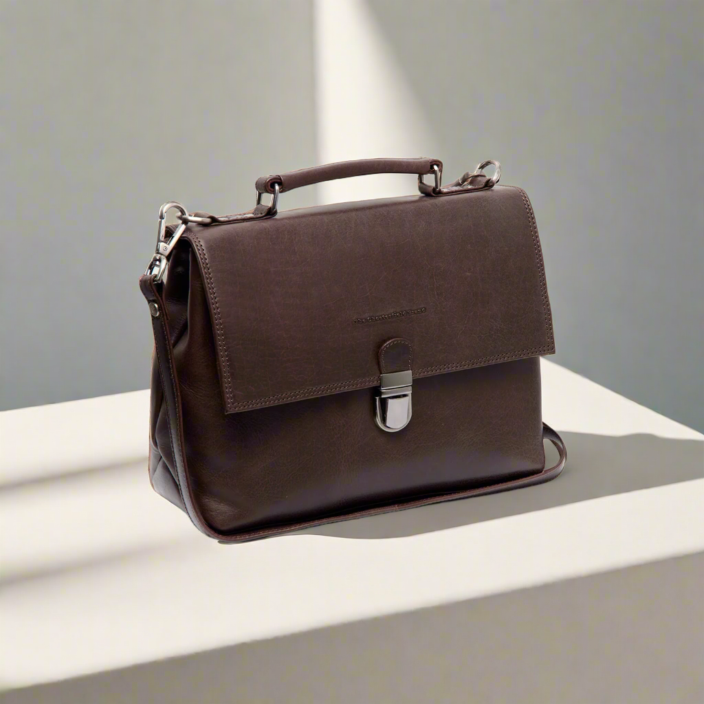 Styled Fit Perspective of Renata Full-Grain Leather Handbag para Mulher on Model - Natural Daylight Drape