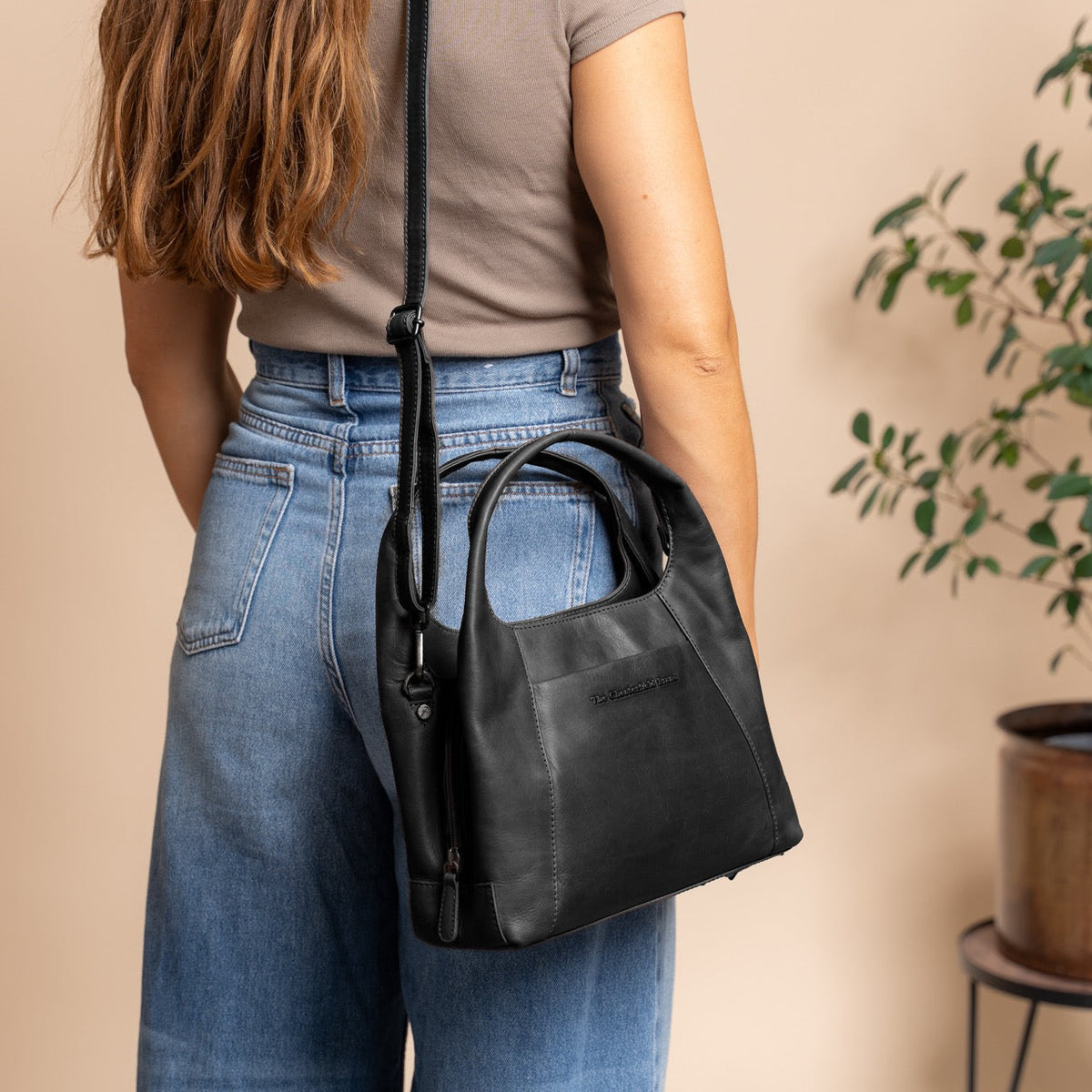 Salina Full-Grain Leather Handbag para Mulher - Lateral Side Profile View Showing Sleeve Cut &amp; Athletic Taper Fit