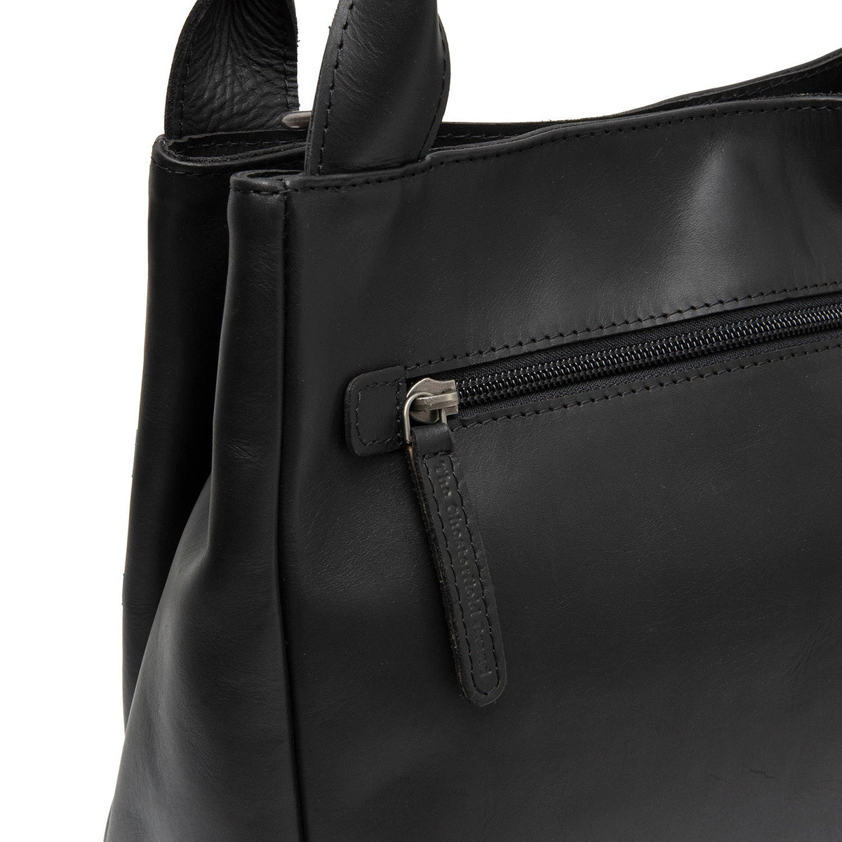 Close-Up Detail of Classic Collar &amp; Heavy-Duty Zipper Hardware on Tenara Full-Grain Leather Handbag para Mulher