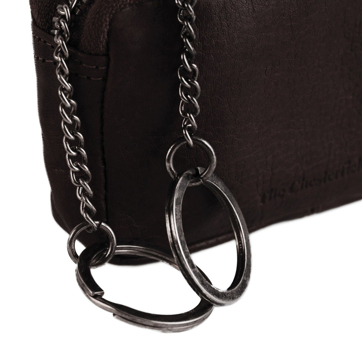 Styled Fit Perspective of Corey Full-Grain Leather Key Case para Mulher on Model - Natural Daylight Drape