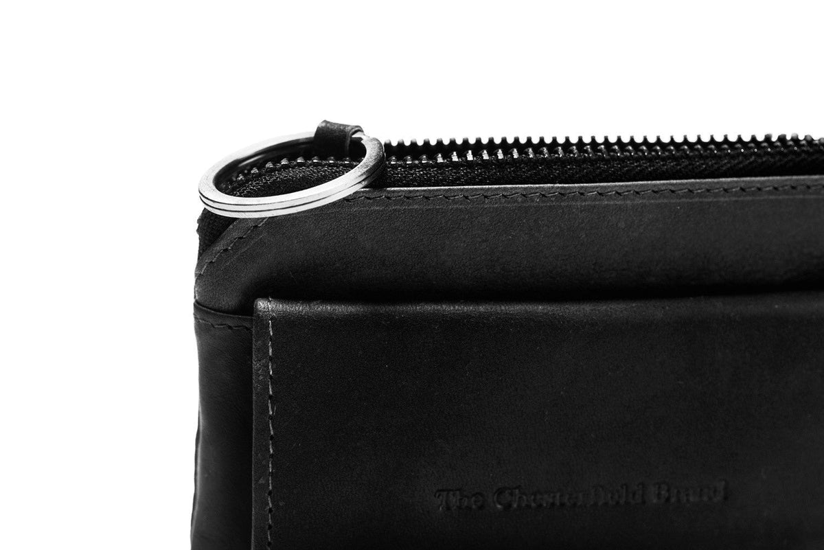 Oliver Full-Grain Leather Key Case para Mulher - Lateral Side Profile View Showing Sleeve Cut &amp; Athletic Taper Fit