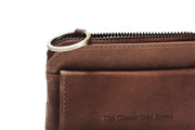 Styled Fit Perspective of Oliver Full-Grain Leather Key Case para Mulher on Model - Natural Daylight Drape