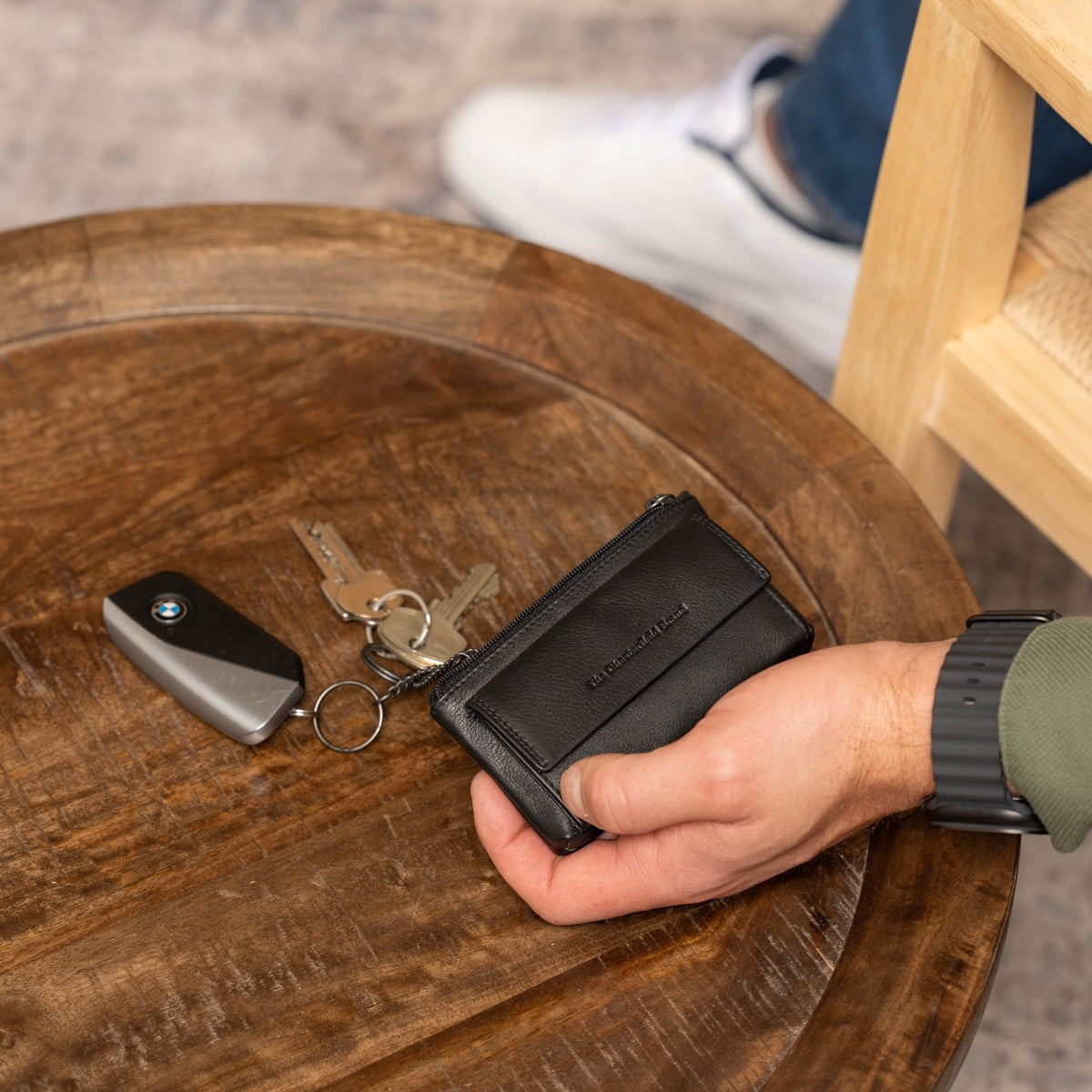 Torano Full-Grain Leather Key Case para Mulher - Lateral Side Profile View Showing Sleeve Cut &amp; Athletic Taper Fit