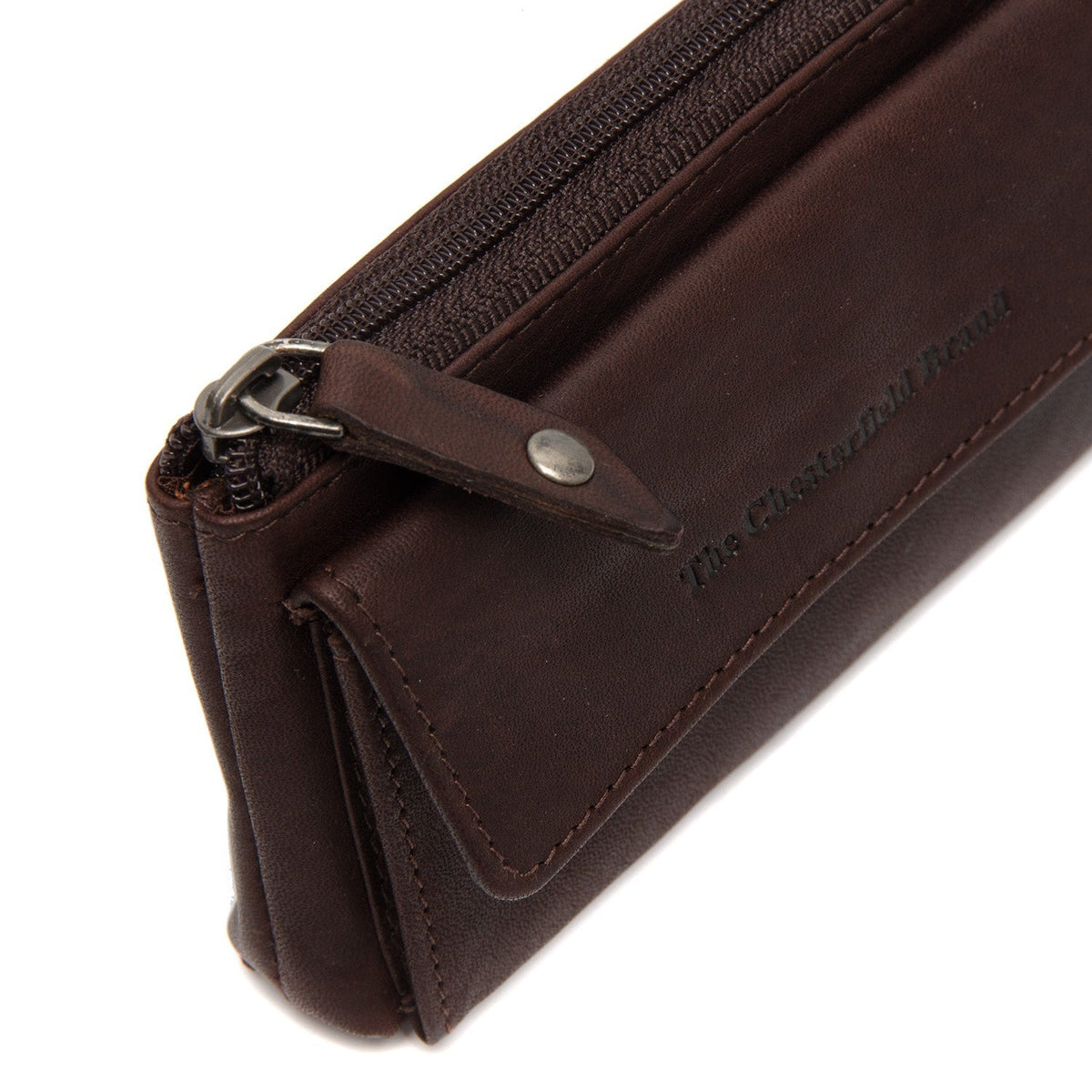 Styled Fit Perspective of Violette Full-Grain Leather Key Case para Mulher on Model - Natural Daylight Drape