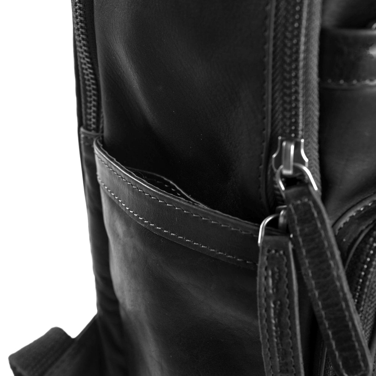 
100% Full-Grain Wax Pull-Up 100% Full-Grain Leather Grain Texture & Handcrafted Patina Detail