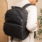 
Classic 100% Full-Grain leather Backpack - Perspetiva traseira com alças de couro reforçadas