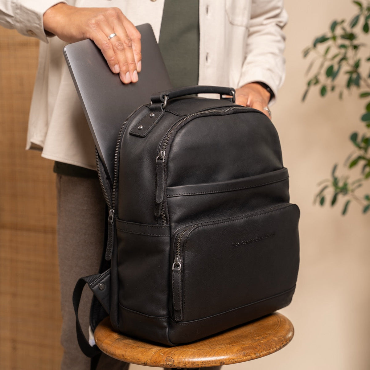 
Austin Mochila para portátil em couro - Perfil lateral estruturado com fole espaçoso