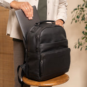 
Austin Mochila para portátil em couro - Perfil lateral estruturado com fole espaçoso