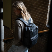 Calden Full-Grain Leather Laptop Backpack para Mulher - Structured Side Profile Showing Gusset Depth &amp; Expansion Capacity
