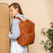 Calden Full-Grain Leather Laptop Backpack para Mulher – alternate product view 3