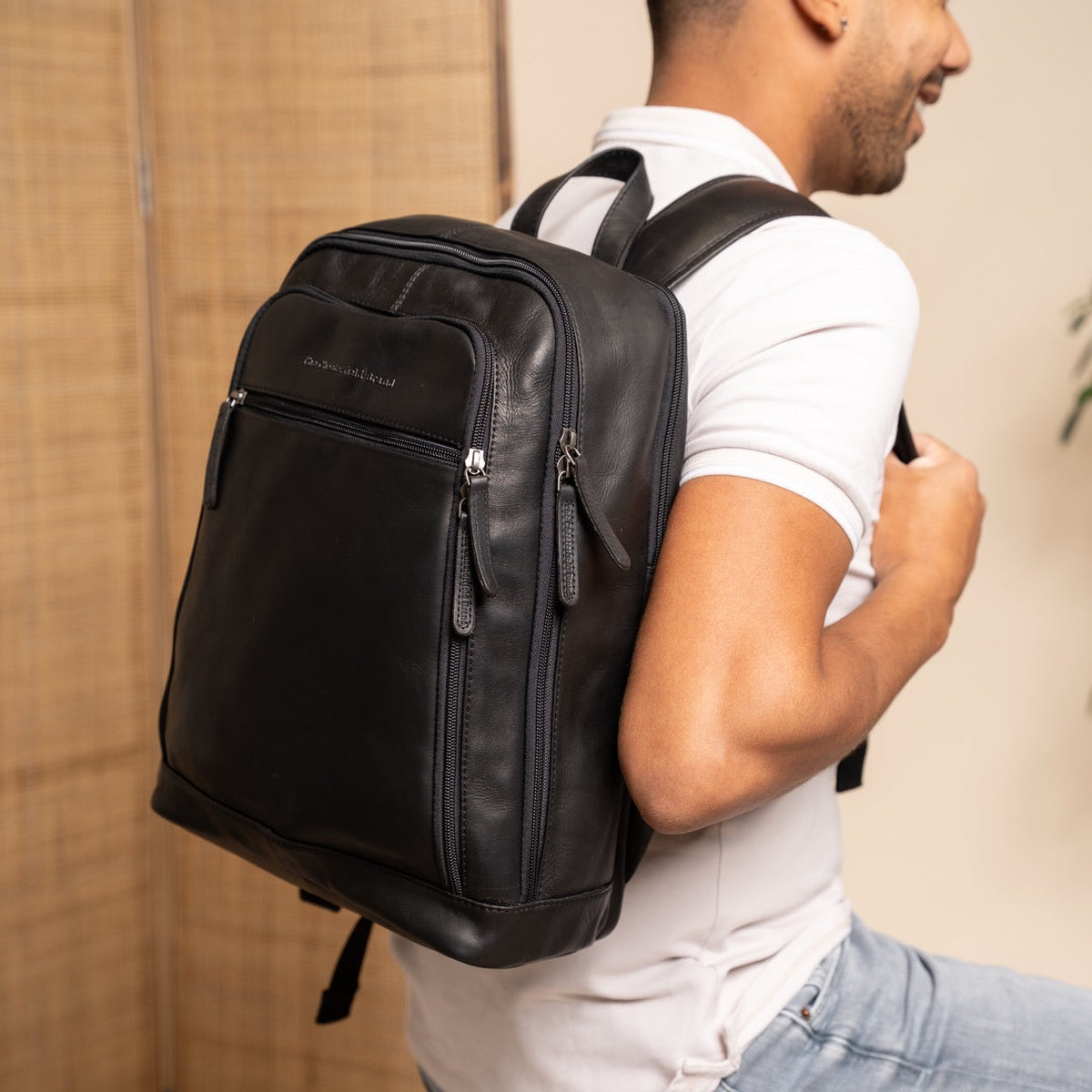 Classic 100% Full-Grain leather Backpack - Perspetiva traseira com alças de couro reforçadas