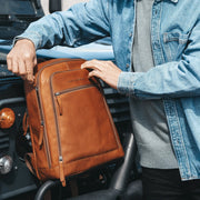 Detroit Full-Grain Leather Laptop Backpack para Mulher – alternate product view 2