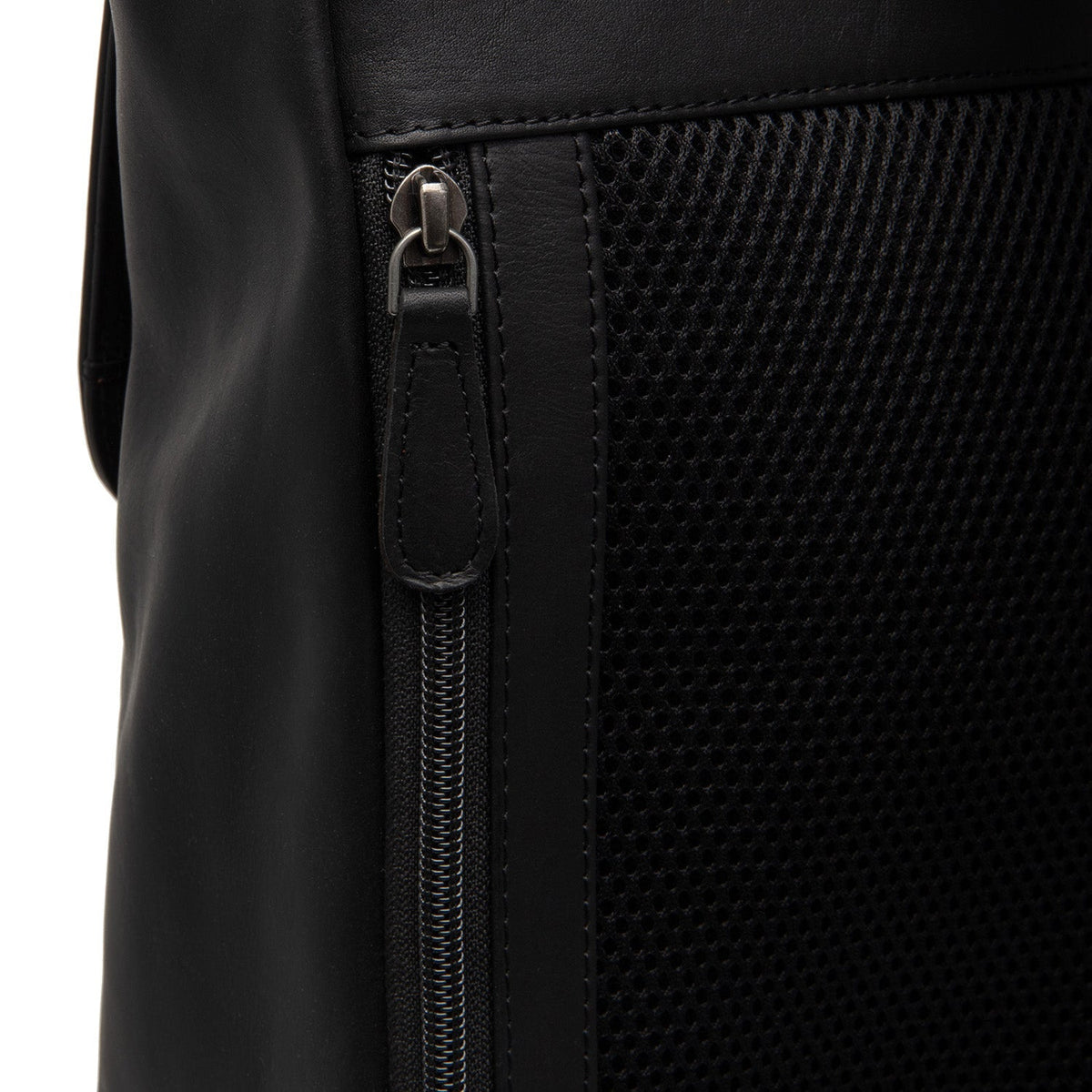 Solid Antique Brass Hardware &amp; Heavy-Duty Dual Zipper Detail on Farrow Full-Grain Leather Laptop Backpack para Mulher