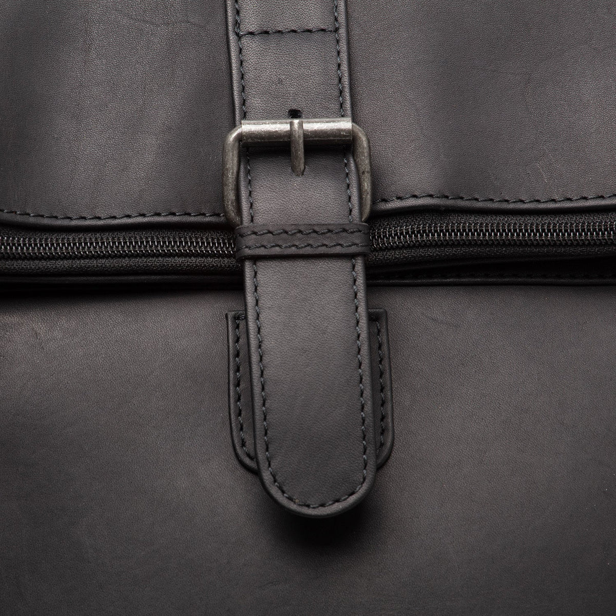 Solid Antique Brass Hardware &amp; Heavy-Duty Dual Zipper Detail on Larsson Full-Grain Leather Laptop Backpack para Mulher