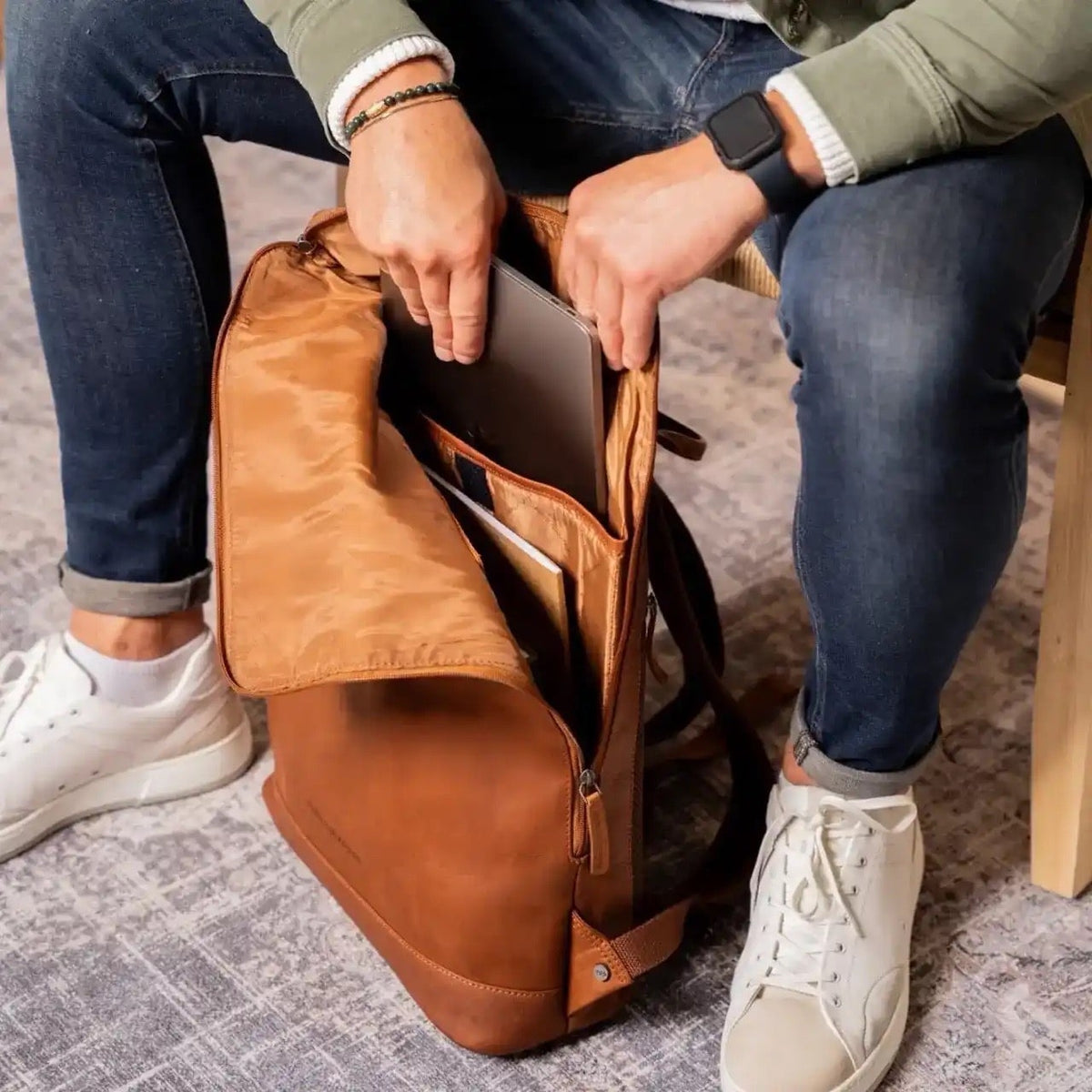 Larsson Full-Grain Leather Laptop Backpack para Mulher – alternate product view 3