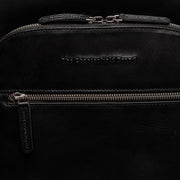 
Solid Antique Brass Hardware & Heavy-Duty Dual Zipper Detail on Maggiore Mochila para portátil em couro
