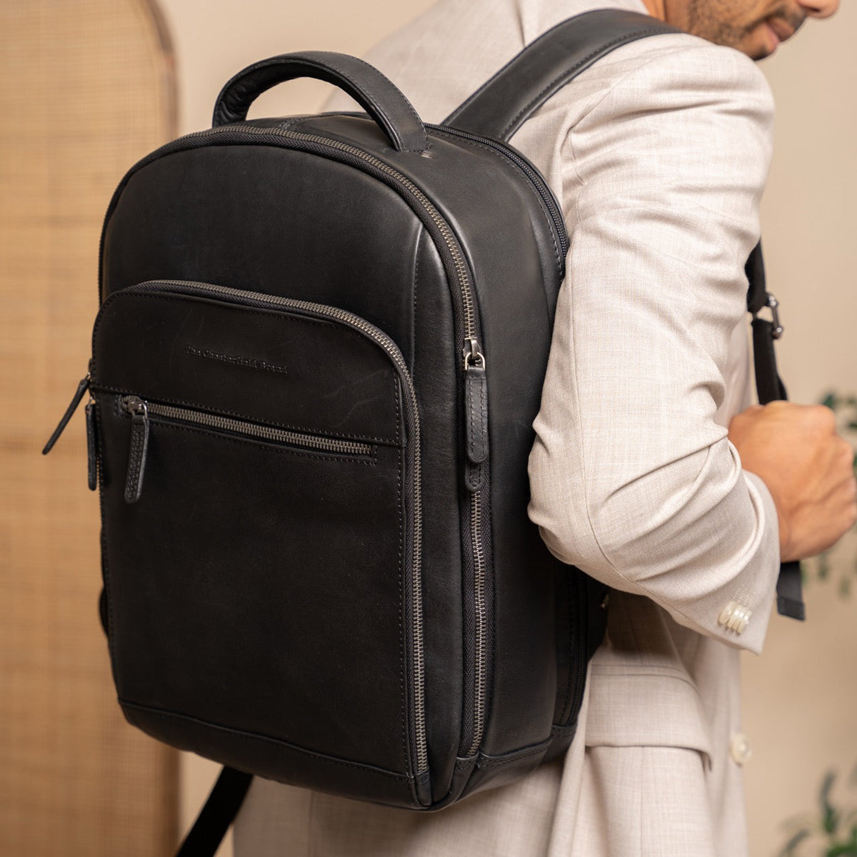 
Classic 100% Full-Grain leather Backpack - Perspetiva traseira com alças de couro reforçadas