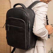 
Classic 100% Full-Grain leather Backpack - Perspetiva traseira com alças de couro reforçadas