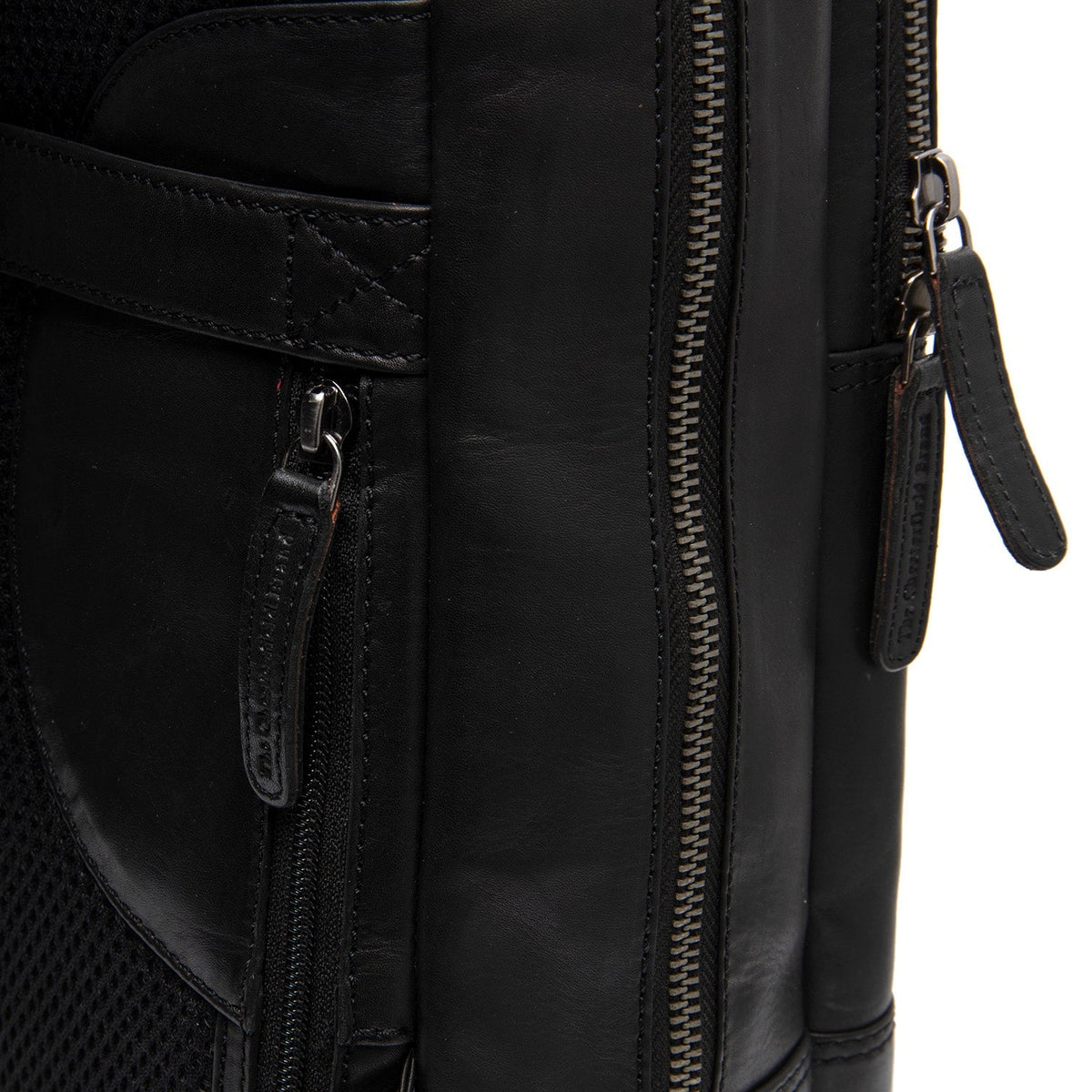 Solid Antique Brass Hardware &amp; Heavy-Duty Dual Zipper Detail on Nicola Full-Grain Leather Laptop Backpack para Mulher