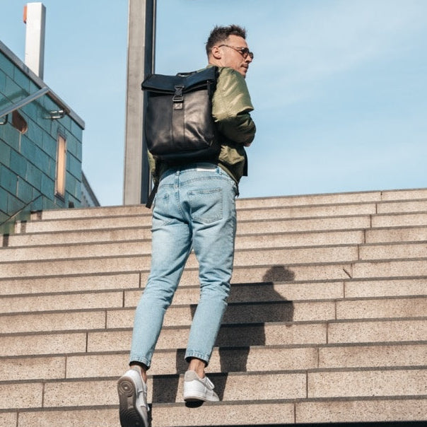 Savona Full-Grain Leather Laptop Backpack para Mulher - Structured Side Profile Showing Gusset Depth &amp; Expansion Capacity