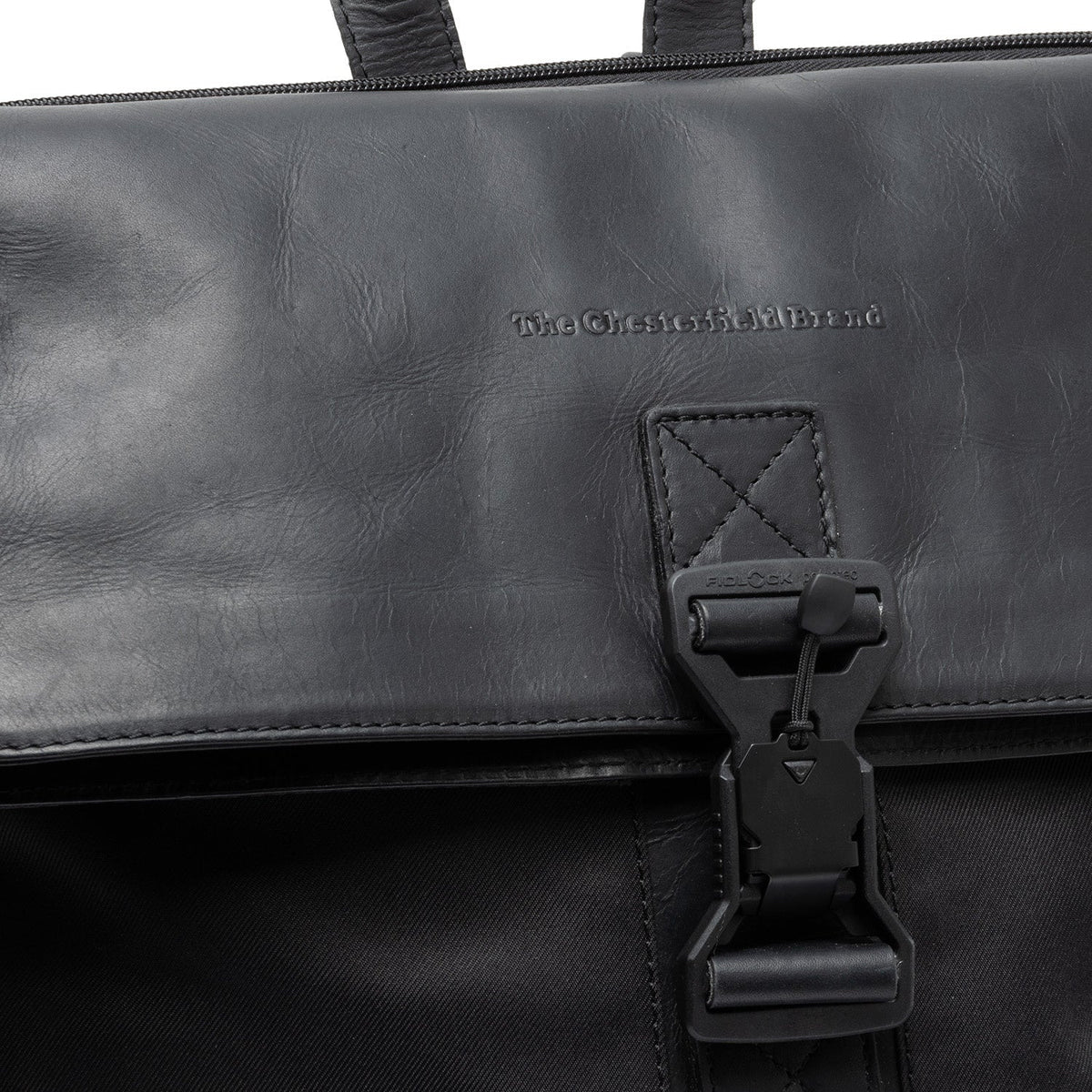 Solid Antique Brass Hardware &amp; Heavy-Duty Dual Zipper Detail on Trondheim Full-Grain Leather Laptop Backpack para Mulher