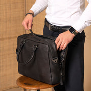 Boston Full-Grain Leather Laptop Bag para Homem - Structured Side Profile Showing Gusset Depth &amp; Expansion Capacity