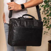 
Classic 100% Full-Grain leather Briefcase - Perspetiva traseira com alças de couro reforçadas