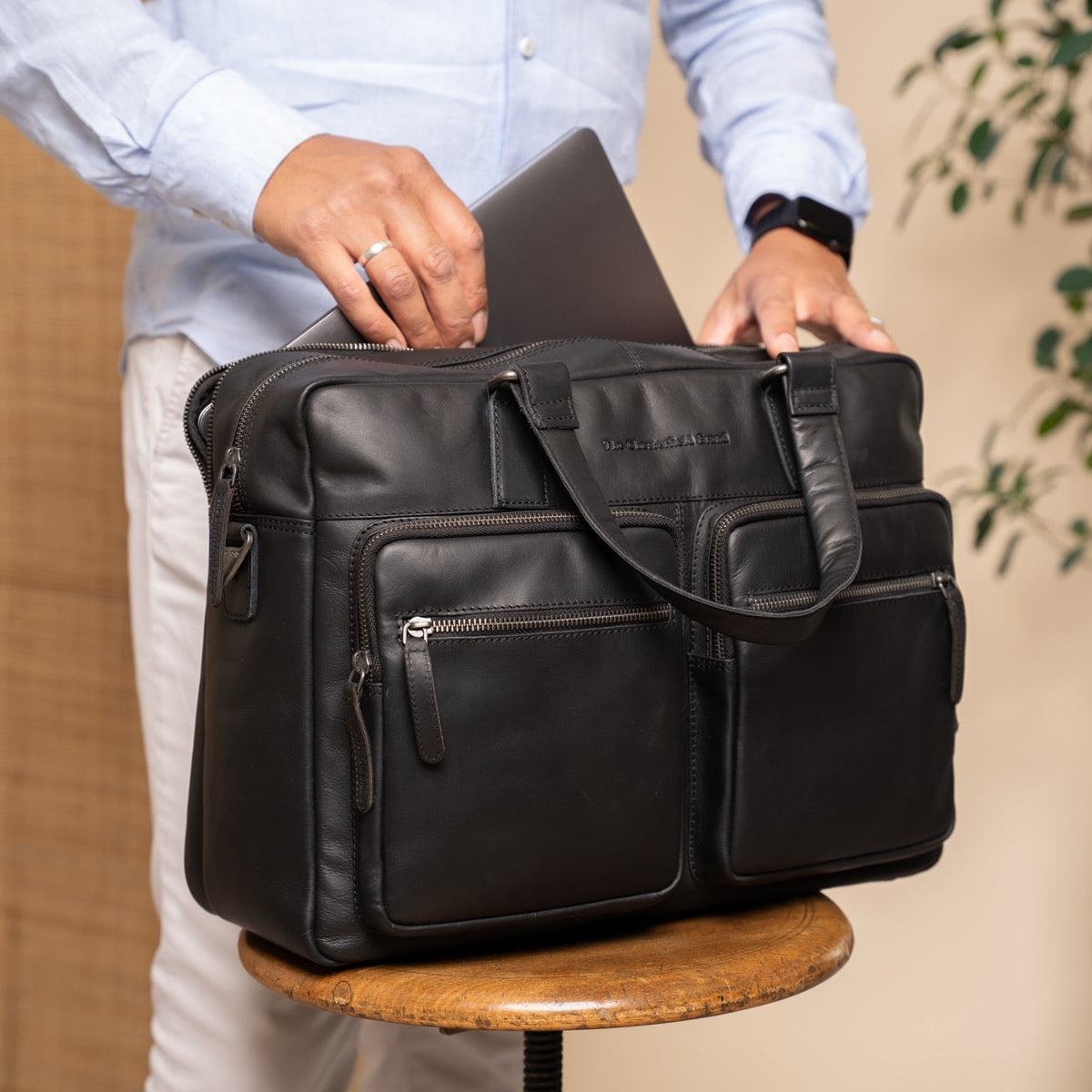 Misha Full-Grain Leather Laptop Bag para Mulher - Structured Side Profile Showing Gusset Depth &amp; Expansion Capacity