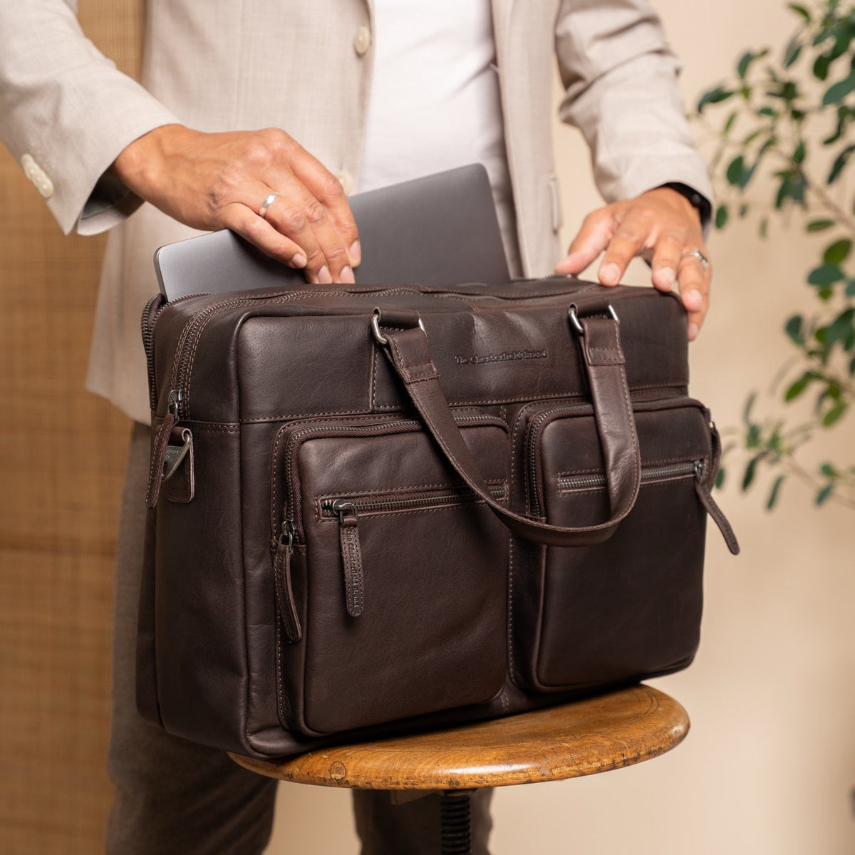 Misha Full-Grain Leather Laptop Bag para Mulher – alternate product view 3