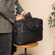 Seth Full-Grain Leather Laptop Bag para Homem - Structured Side Profile Showing Gusset Depth &amp; Expansion Capacity