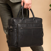 
Classic 100% Full-Grain leather Briefcase - Perspetiva traseira com alças de couro reforçadas