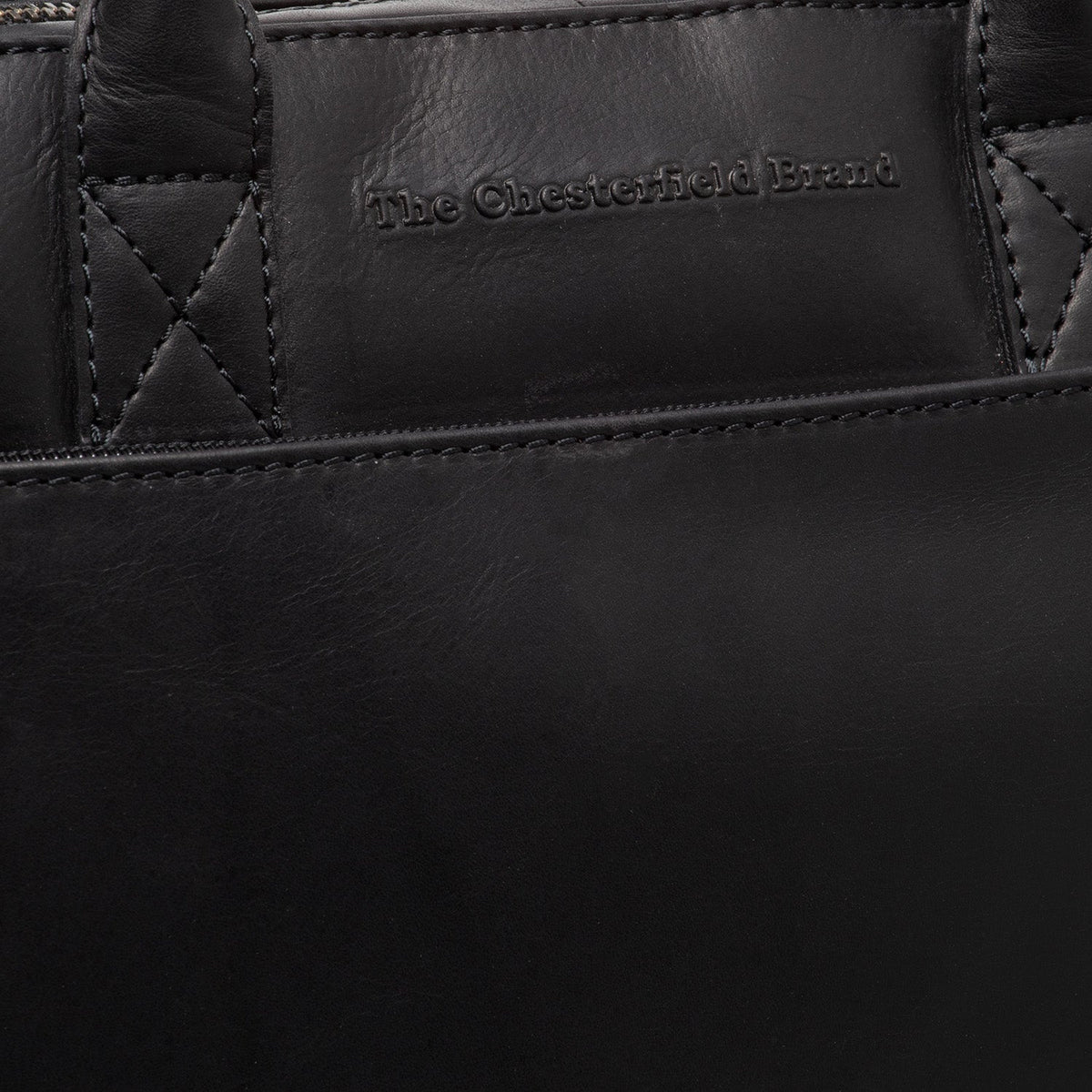 Solid Antique Brass Hardware &amp; Heavy-Duty Dual Zipper Detail on Tilbury Full-Grain Leather Laptop Bag para Mulher