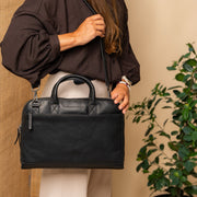 Tilbury Full-Grain Leather Laptop Bag para Mulher - Structured Side Profile Showing Gusset Depth &amp; Expansion Capacity