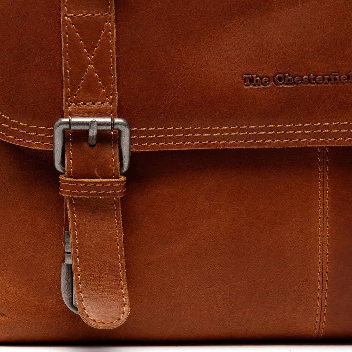 Solid Antique Brass Hardware &amp; Heavy-Duty Dual Zipper Detail on Veneto Full-Grain Leather Laptop Bag para Mulher