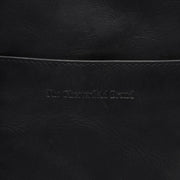 
Vista detalhada of Classic Collar & Heavy-Duty Zipper Hardware on Alesund Couro Flor Integral Phone Bag