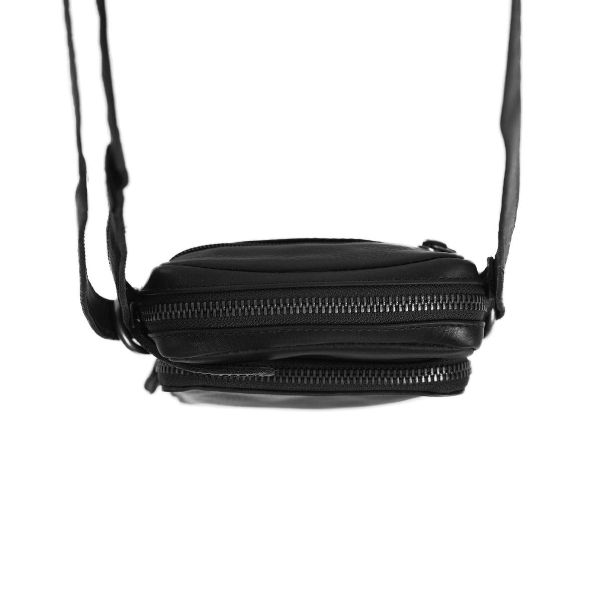Styled Fit Perspective of Hamilton Full-Grain Leather Phone Bag para Mulher on Model - Natural Daylight Drape