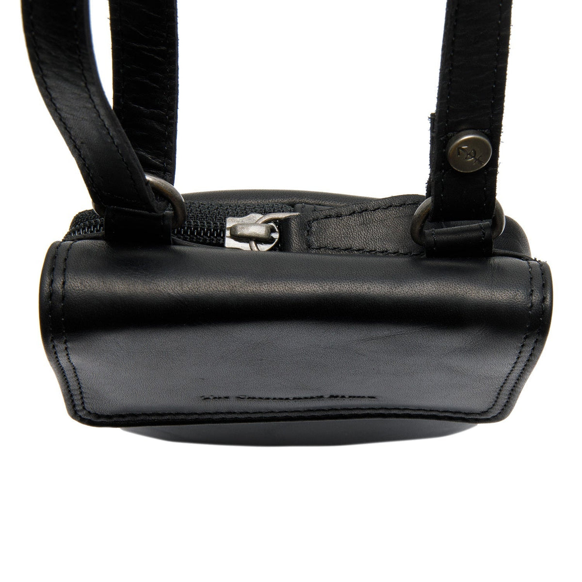 Close-Up Detail of Classic Collar &amp; Heavy-Duty Zipper Hardware on Langley Full-Grain Leather Phone Bag para Mulher