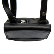Close-Up Detail of Classic Collar &amp; Heavy-Duty Zipper Hardware on Langley Full-Grain Leather Phone Bag para Mulher