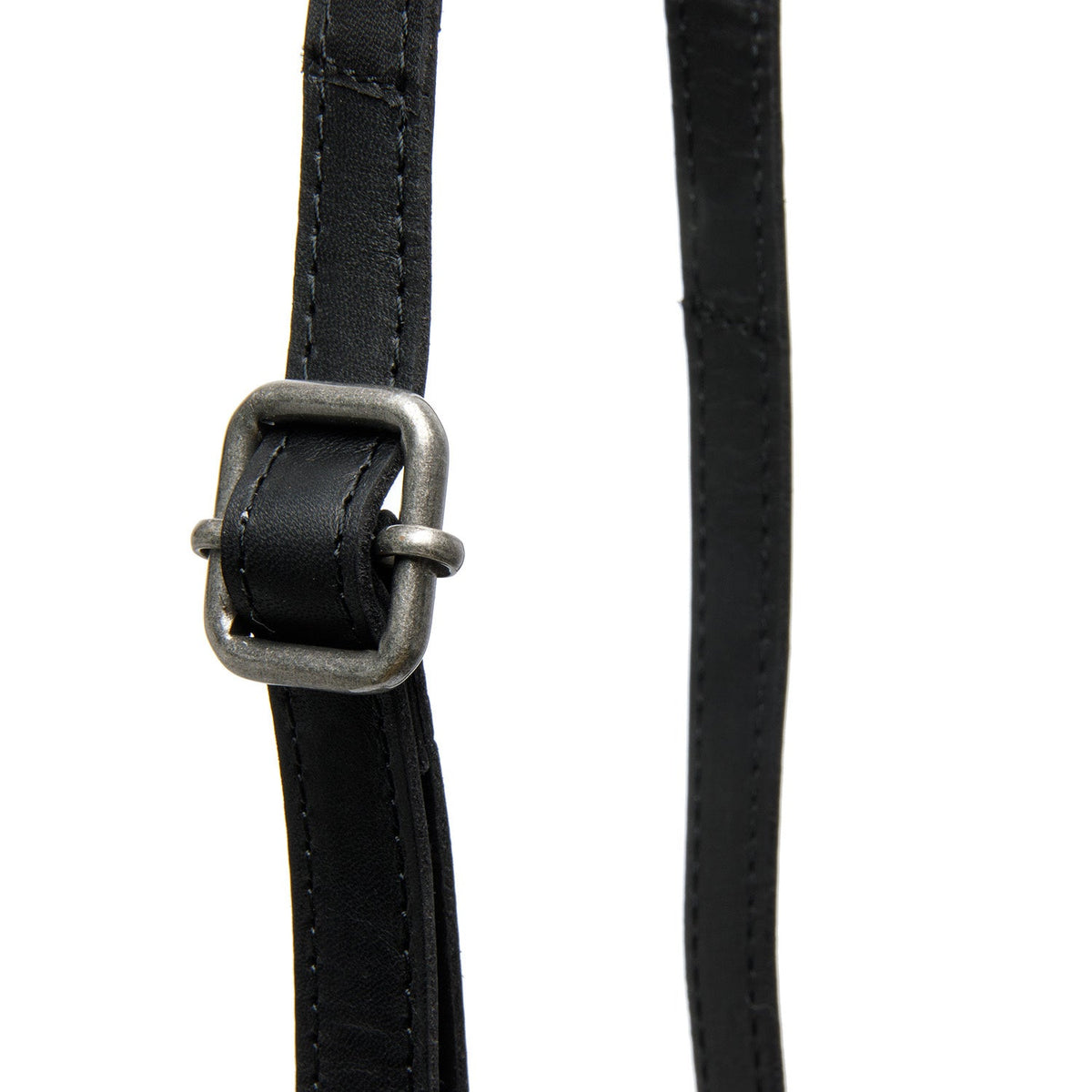 Tailored Rib Cuffs &amp; Hem Craftsmanship Construction Detail on Langley Full-Grain Leather Phone Bag para Mulher
