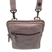 Close-Up Detail of Classic Collar &amp; Heavy-Duty Zipper Hardware on Salta Full-Grain Leather Phone Bag para Mulher